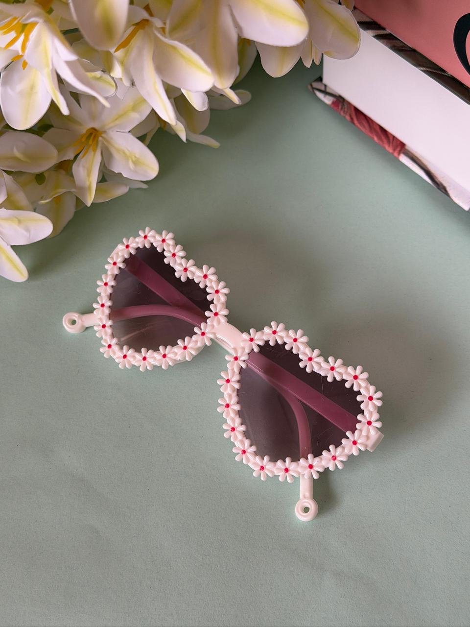 White Daisy Heart Sunglasses