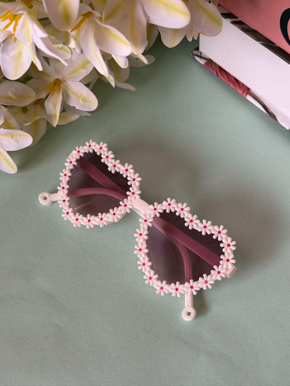 White Daisy Flower Sunglasses for Kids – Floral Round Sunnies with Purple Lens
